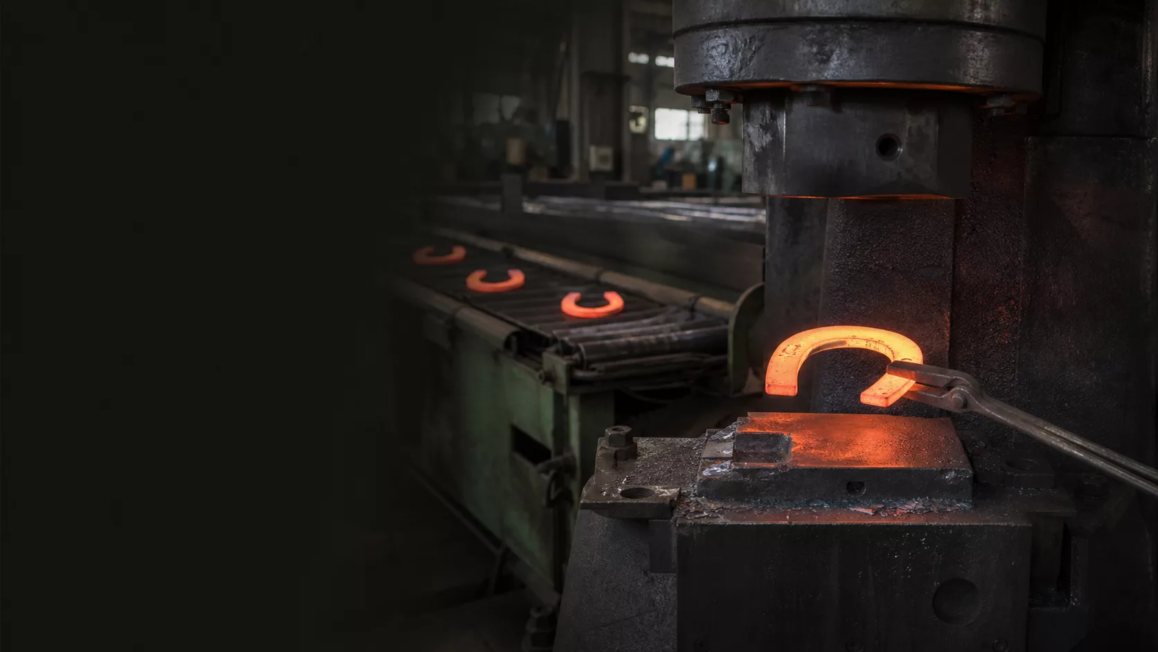 Factory view of open U-shaped forged steel horseshoe productionslider_item_1